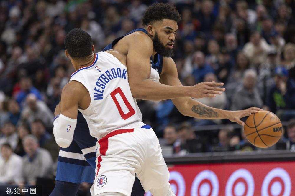 在他效力的 在他效力的